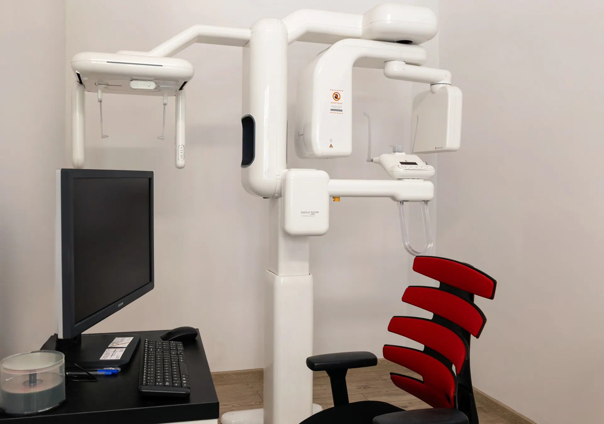 Pracownia diagnostyczna Orto-vis — tomograf CBCT Papaya 3D plus do precyzyjnego planowania leczenia.