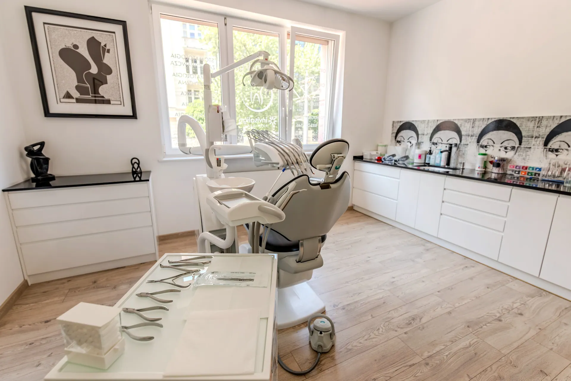 Sala zabiegowa Orto-vis z oknem Invisalign — stanowisko do leczenia aparatami stałymi i nakładkami.